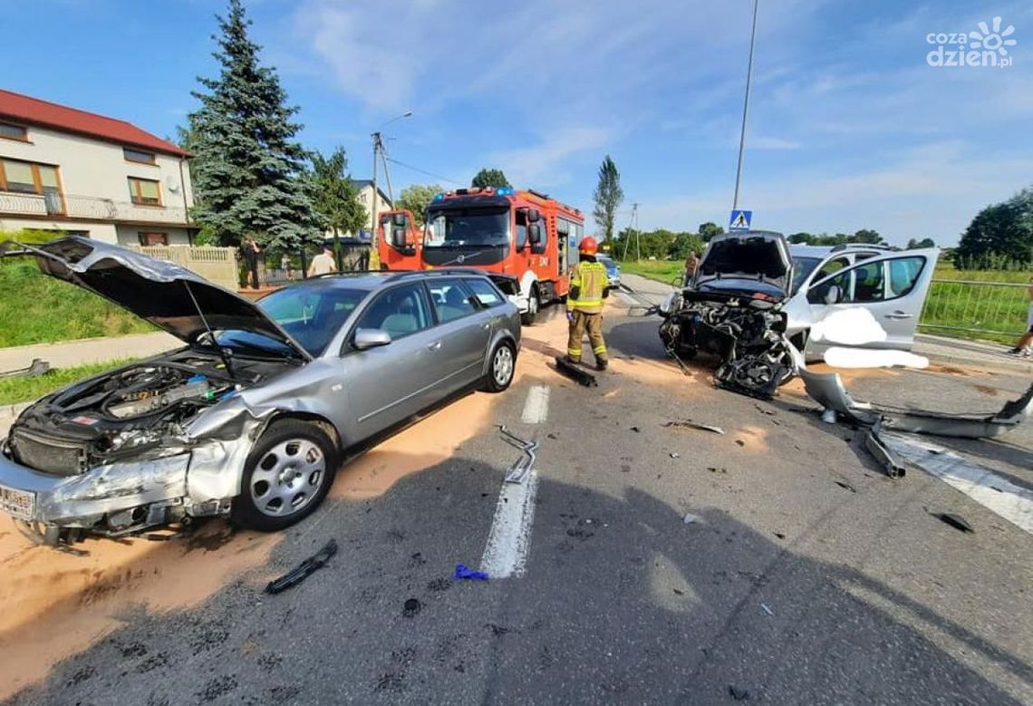 Kolizja w Mleczkowie w gminie Zakrzew. Na skrzyżowaniu zderzyły się dwa auta