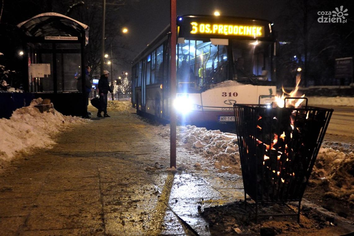 Koło przystanków stanęły koksowniki!