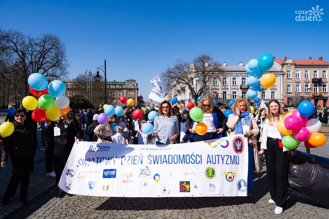 Kolorowy marsz przeszedł ulicą Żeromskiego. Za nami obchody Światowego Dnia Świadomości Autyzmu Kolorowy marsz przeszedł ulicą Żeromskiego. Za nami obchody Światowego Dnia Świadomości Autyzmu