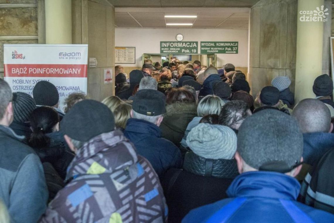 Komitety kolejkowe po pieniądze na piece [WIDEO]