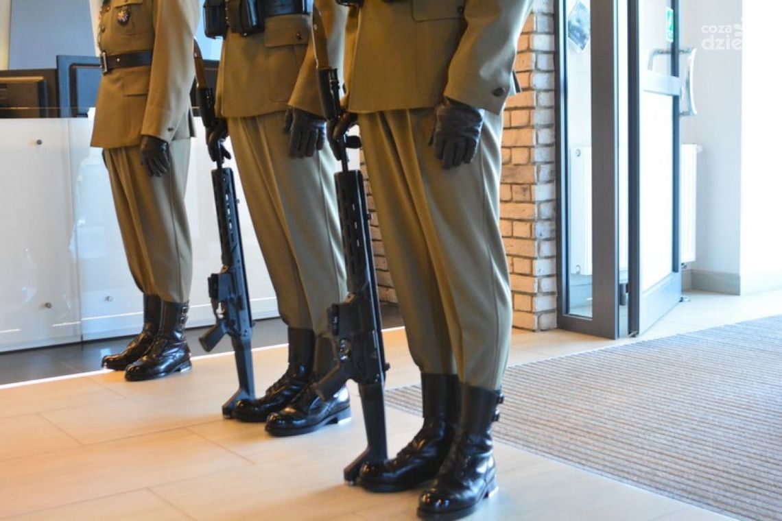 Kompania reprezentacyjna z bronią z Radomia