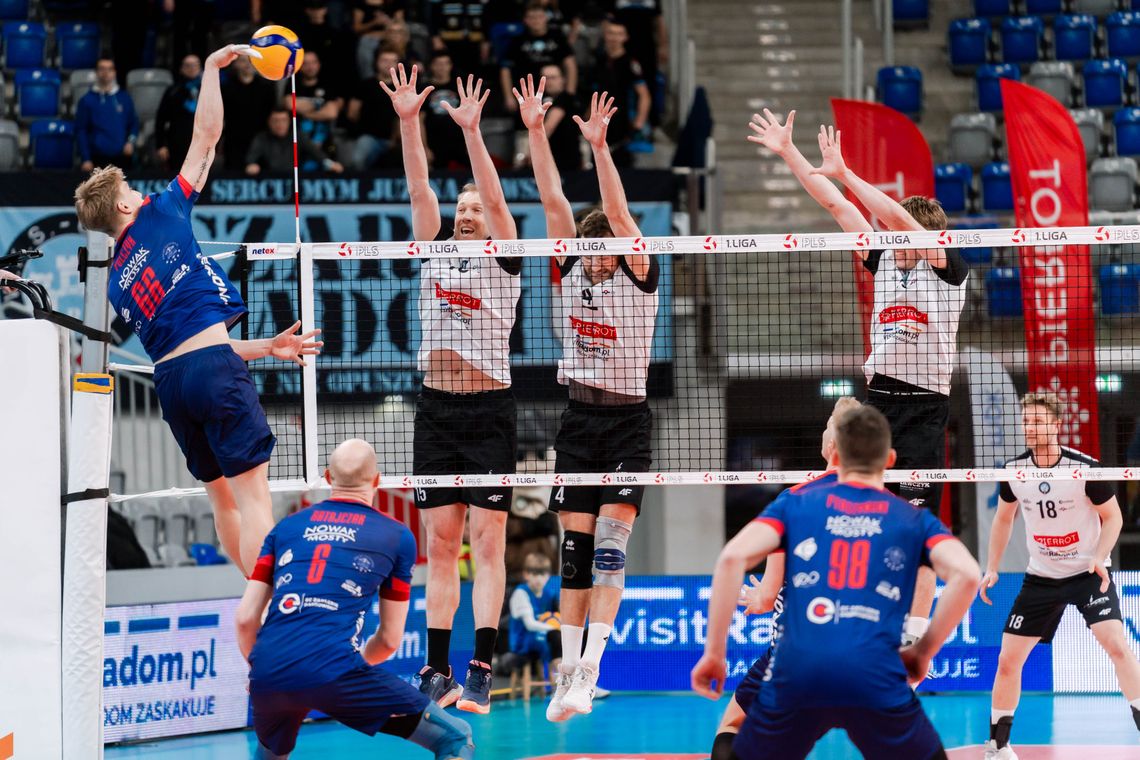 Komplet punktów Pierrota Czarnych Radom z wyżej notowanym rywalem z Będzina