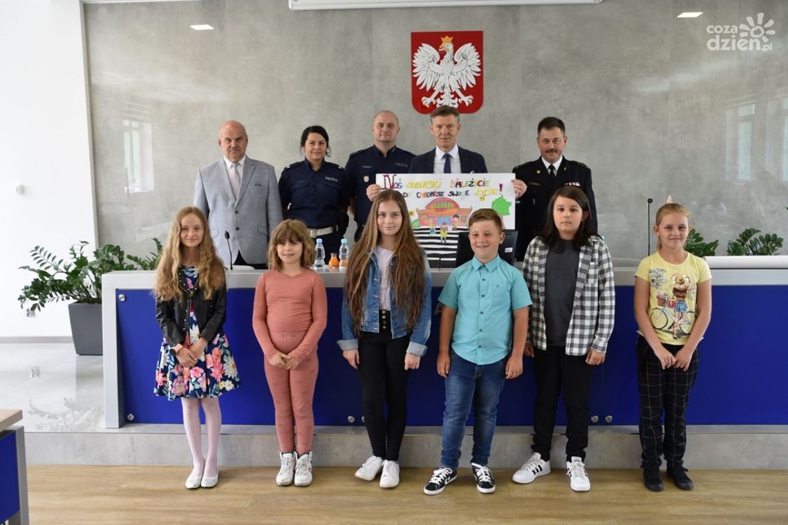 Konkursy o bezpieczeństwie w powiecie. Zwycięzcy otrzymali nagrody