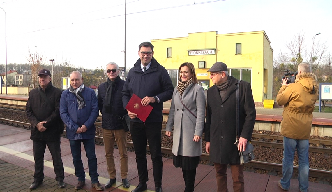 Konrad Frysztak pyta o dworce PKP w Pionkach