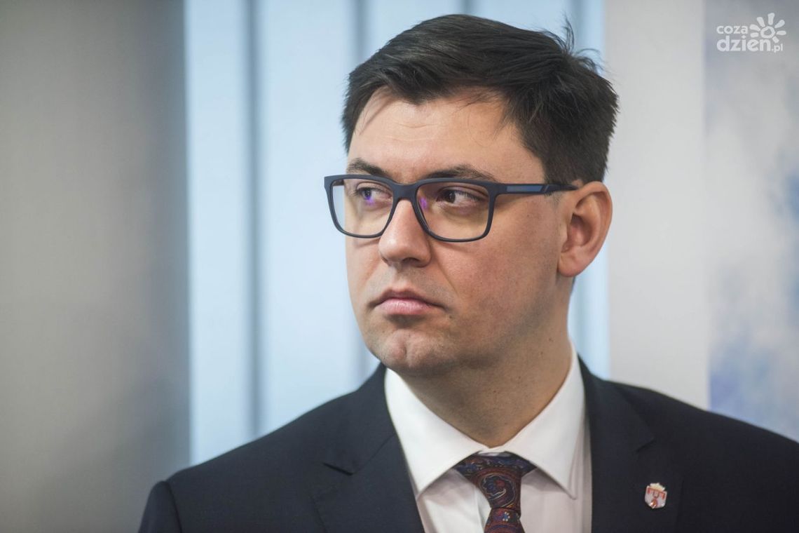 Konrad Frysztak: Rękawiczki są potrzebne w szpitalach a nie w lokalach wyborczych