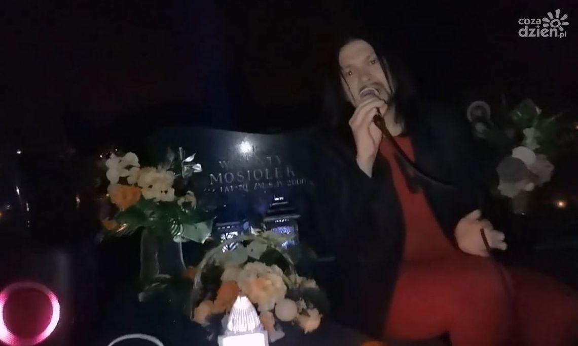 Kontrowersyjny występ Pawła Mosiołka nad grobem ojca. Internauci podzieleni