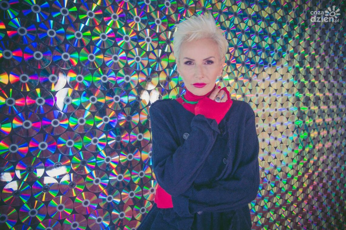 KORA: WPŁACIŁA 100 TYS. NA FUNDACJE