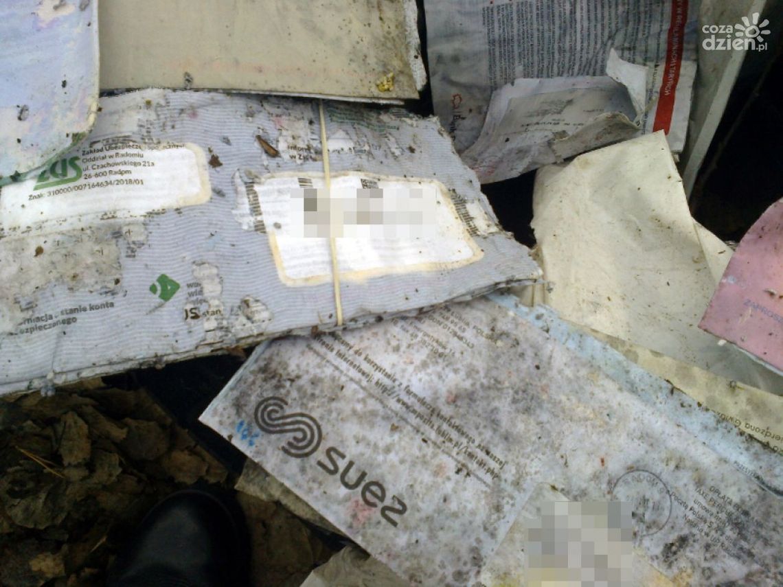 Korespondencja z danymi osobowymi w śmiechach na ulicy