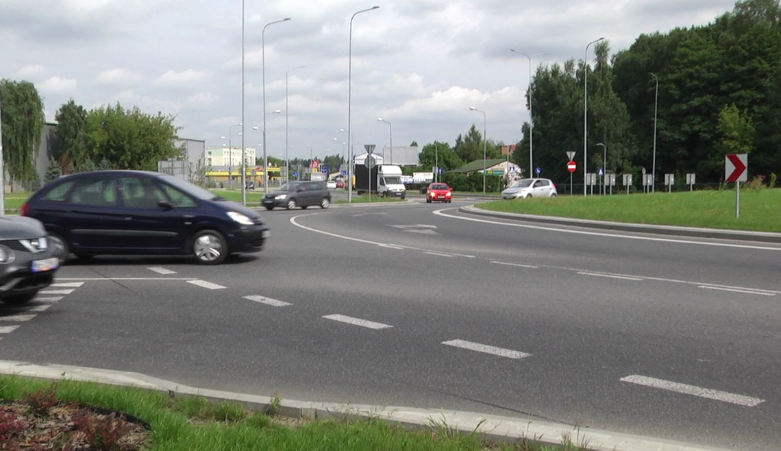 Korki na rondzie kozienickim. Policja powinna kierować ruchem?