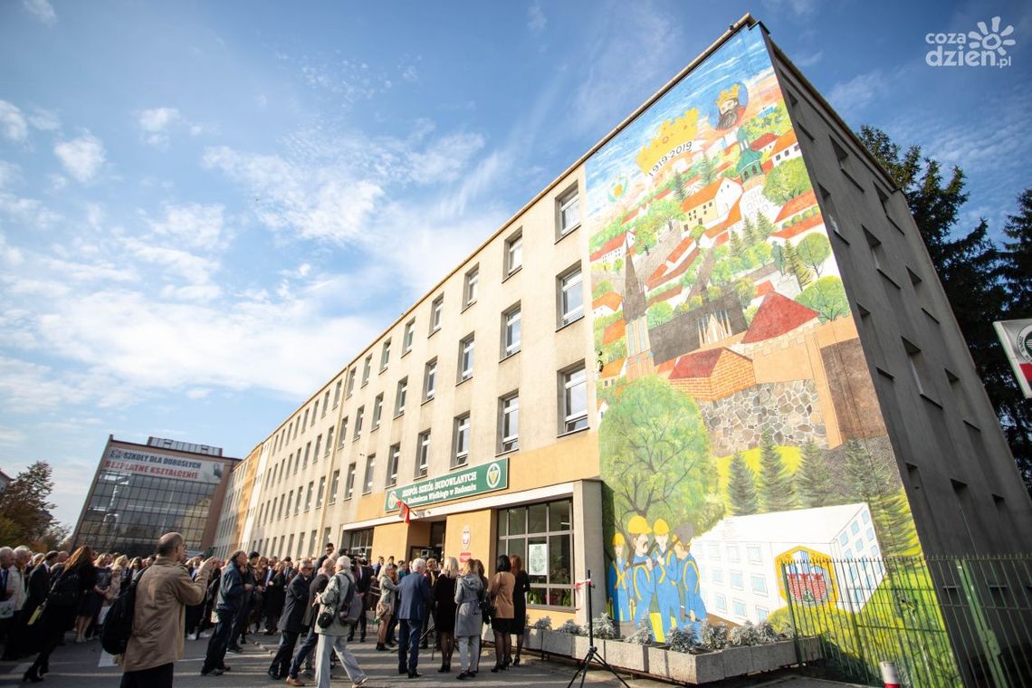 Koronawirus w dwóch szkołach średnich i podstawówce