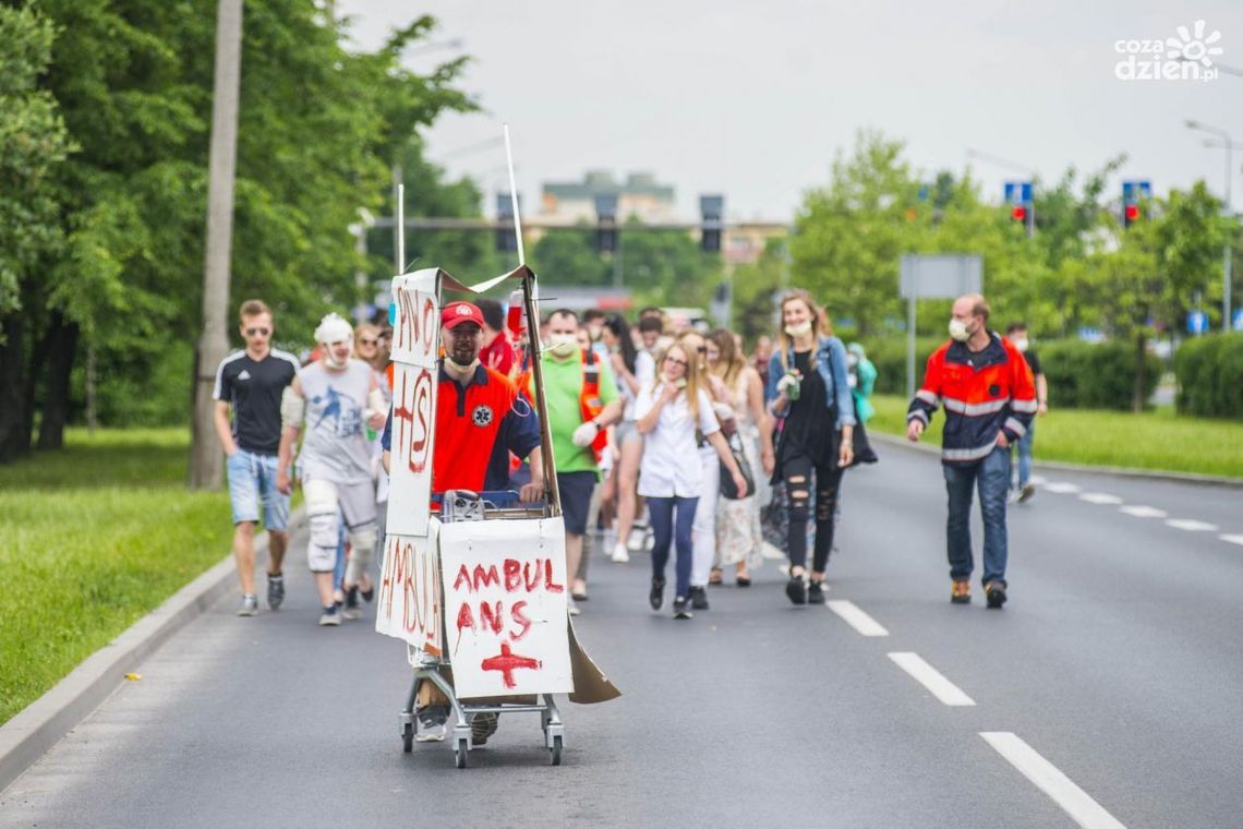 Korowód studentów. Utrudnienia w ruchu Korowód studentów. Utrudnienia w ruchu
