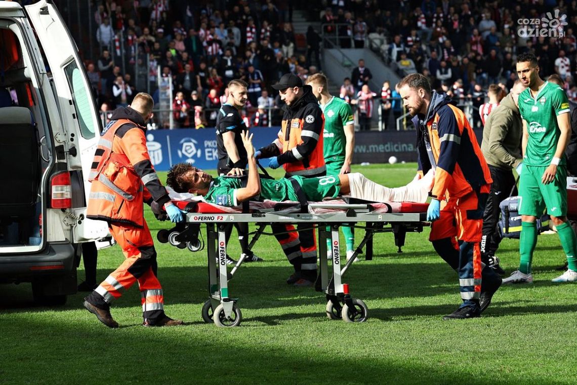 Koszmarna kontuzja Ramosa. Złamana noga zawodnika Radomiaka i karetka na boisku