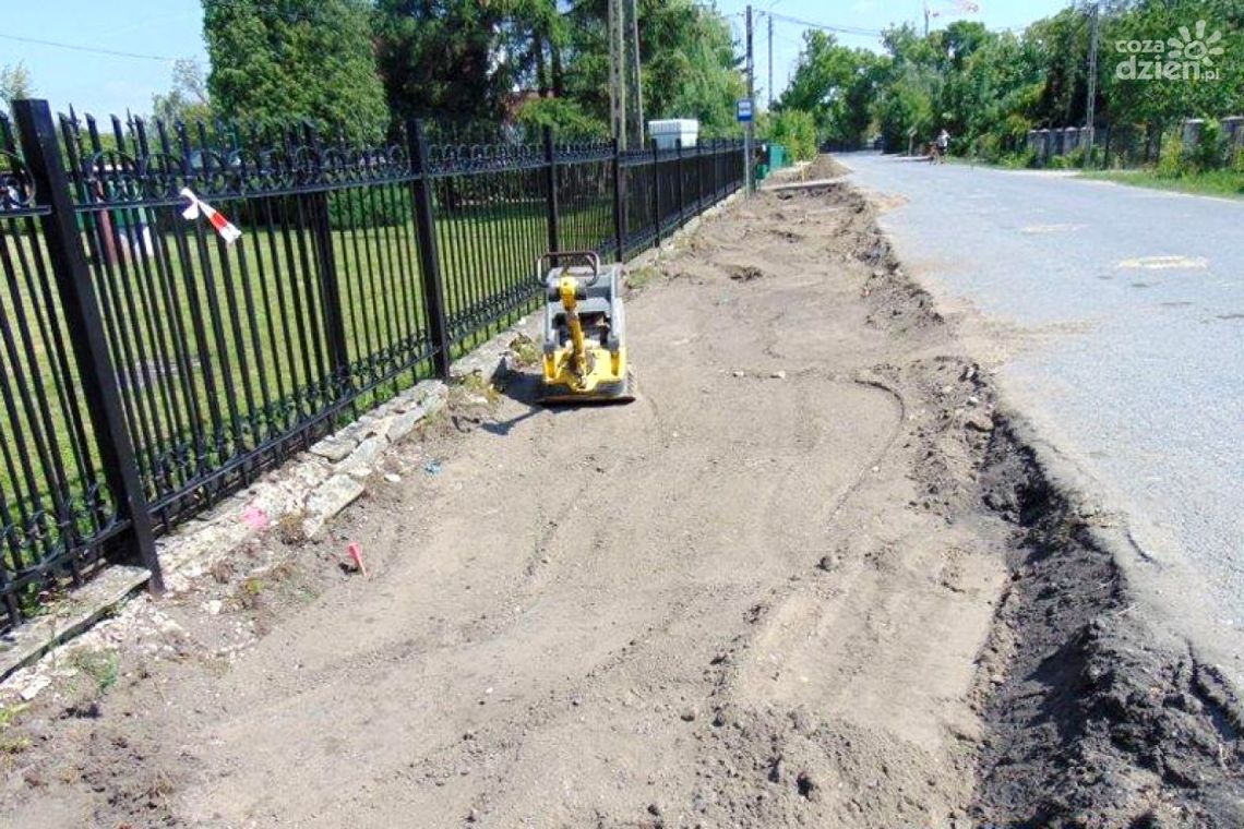 Kowala. Powstaje chodnik do szkoły Kowala. Powstaje chodnik do szkoły