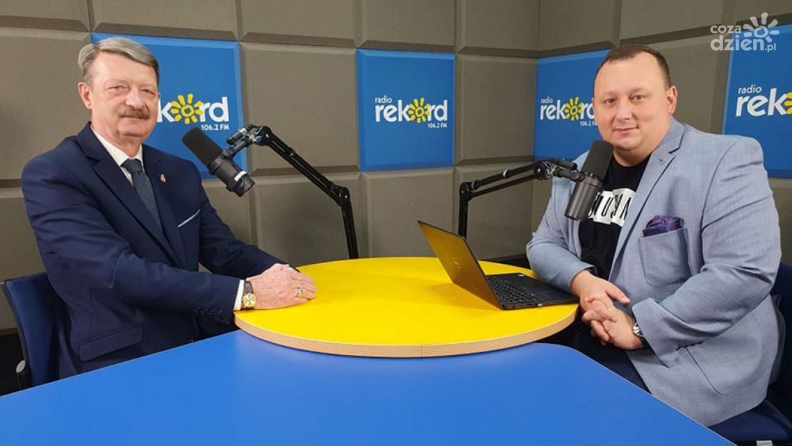 Kowalik: Tresują nas - albo banan, albo mniejsza klatka