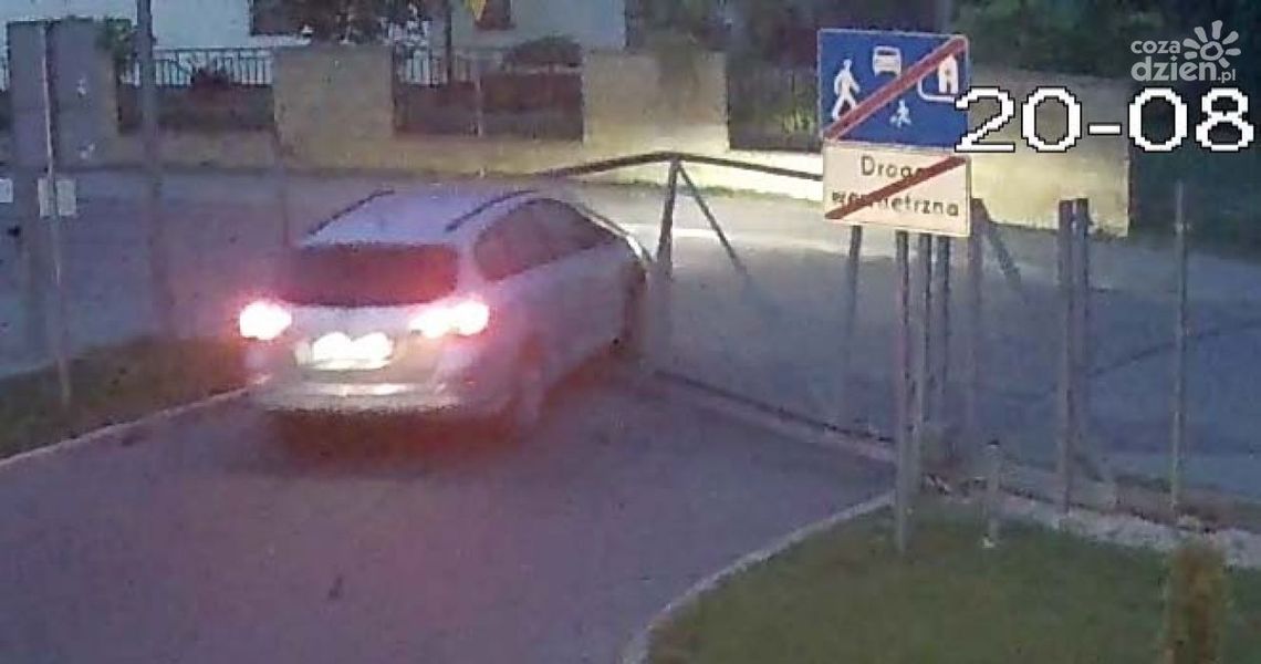 KOZIENICE. Kradzionym autem staranowali bramę KOZIENICE. Kradzionym autem staranowali bramę