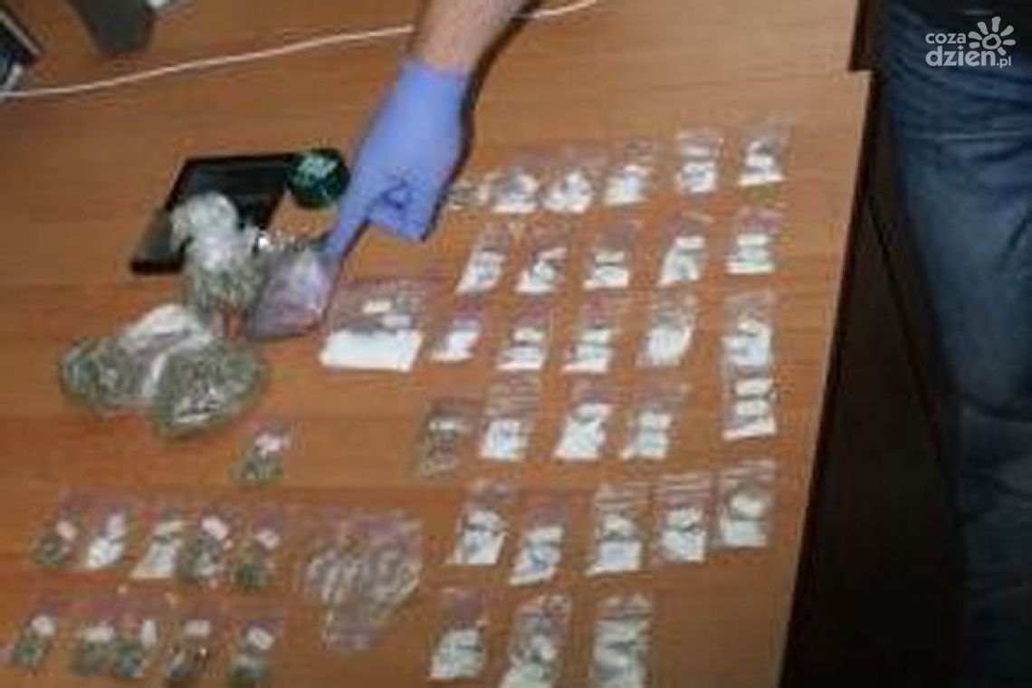 KOZIENICE. Trzech zatrzymanych za posiadanie narkotyków KOZIENICE. Trzech zatrzymanych za posiadanie narkotyków