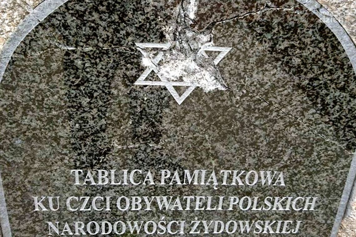 KOZIENICE. Wandale zniszczyli nowo odsłoniętą tablicę KOZIENICE. Wandale zniszczyli nowo odsłoniętą tablicę