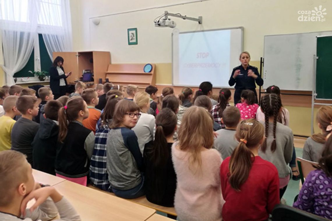 Kozienice. Z policją o cyberprzemocy w Garbatce