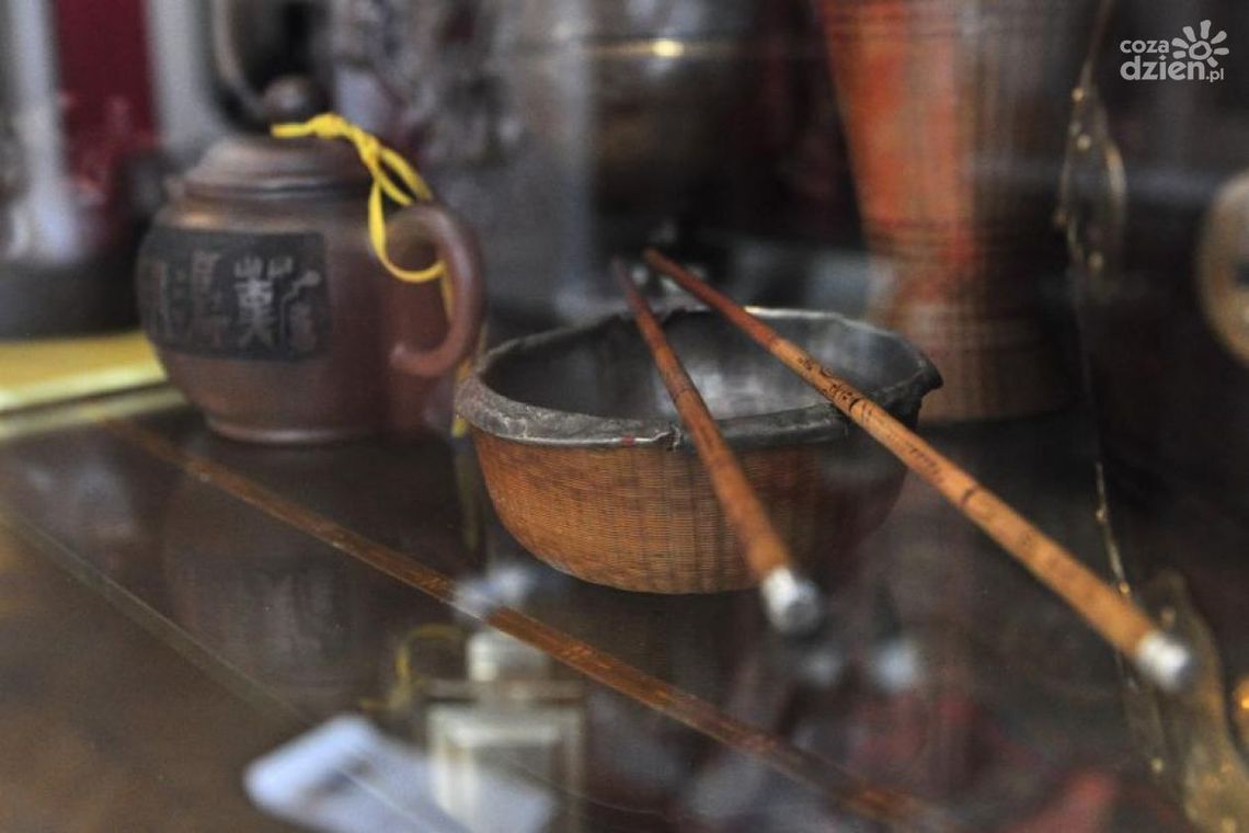 Krępujące buciki, opiumowe fajki i lampiony w muzeum