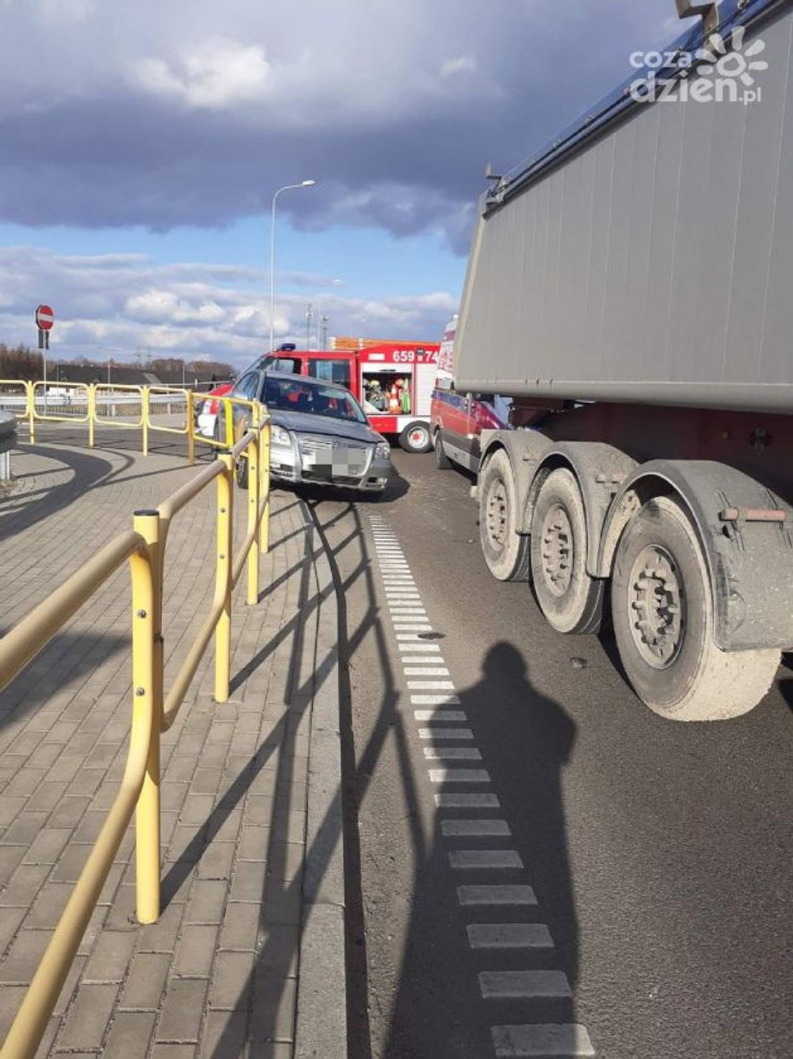 Krogulcza Mokra. Samochód zepchnięty na barierki Krogulcza Mokra. Samochód zepchnięty na barierki