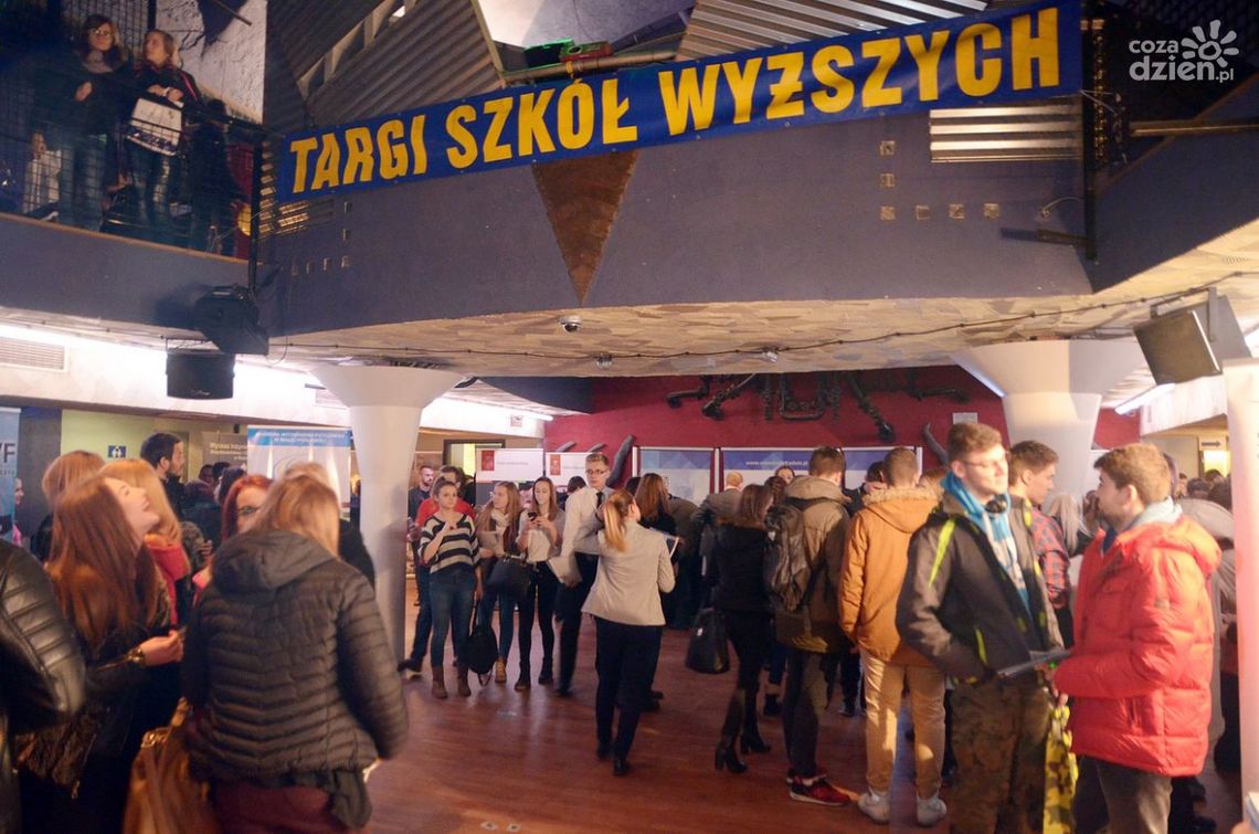 KRÓLUJEMY CZY DOŁUJEMY? TARGI SZKÓŁ WYŻSZYCH