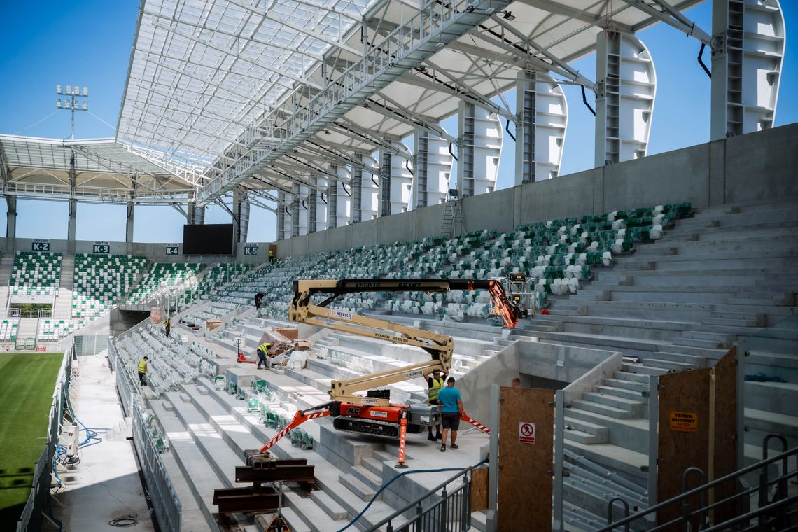 Krzesełka na trybunie wschodniej stadionu przy Struga 63 już niemal w komplecie