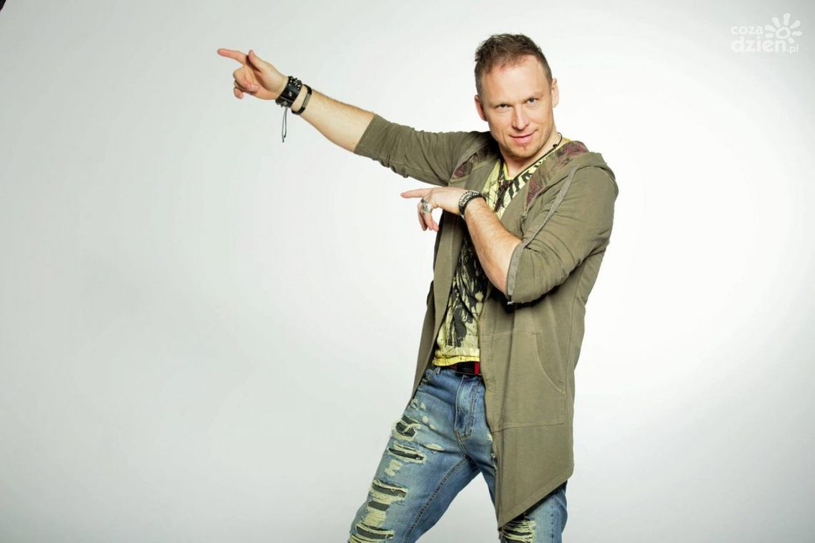 KRZYSZTOF TOMASIEWICZ: Policjant zabronił mu jechać, bo miał spaloną żarówkę