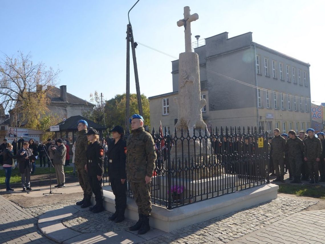 Krzyż Wolności pod opieką uczniów z ZDZ