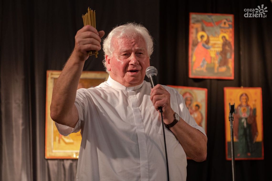 Ks. Stanisław Drąg i Andrzej Mędrzycki z medalami