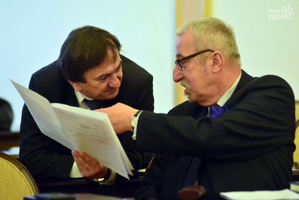 KTO BYŁ RUDY A KTO PISAŁ W TELEFONIE?