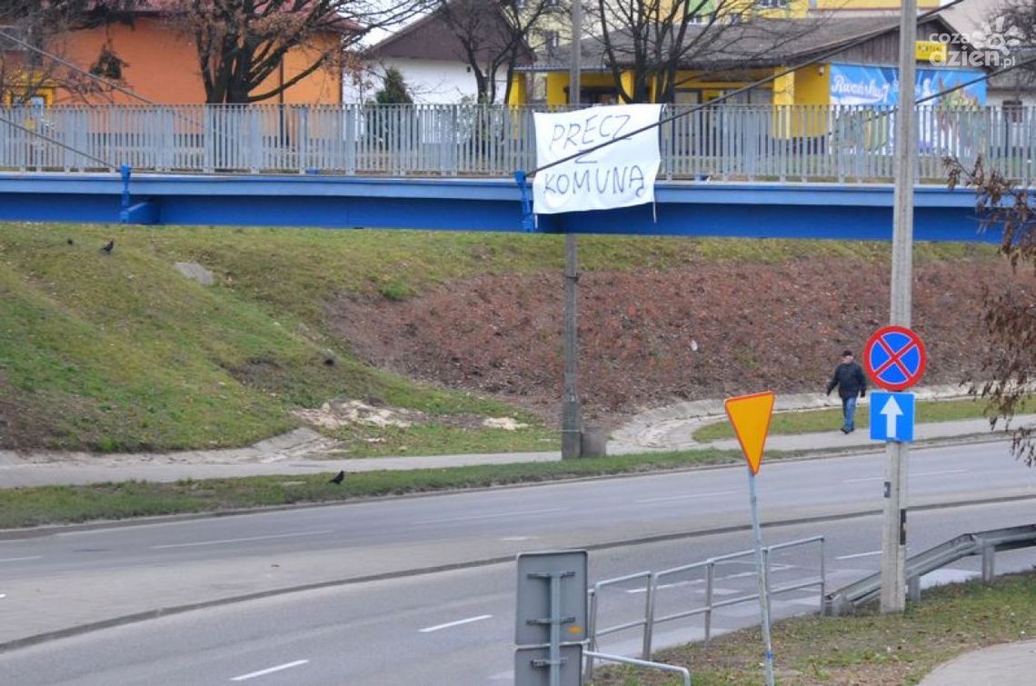 Kto zawiesił transparent z hasłem "Precz z komuną" na kładce dla pieszych? Kto zawiesił transparent z hasłem "Precz z komuną" na kładce dla pieszych?