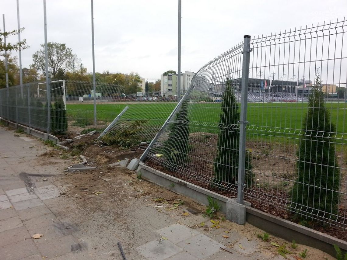 Ktoś staranował ogrodzenie MOSiR-u!