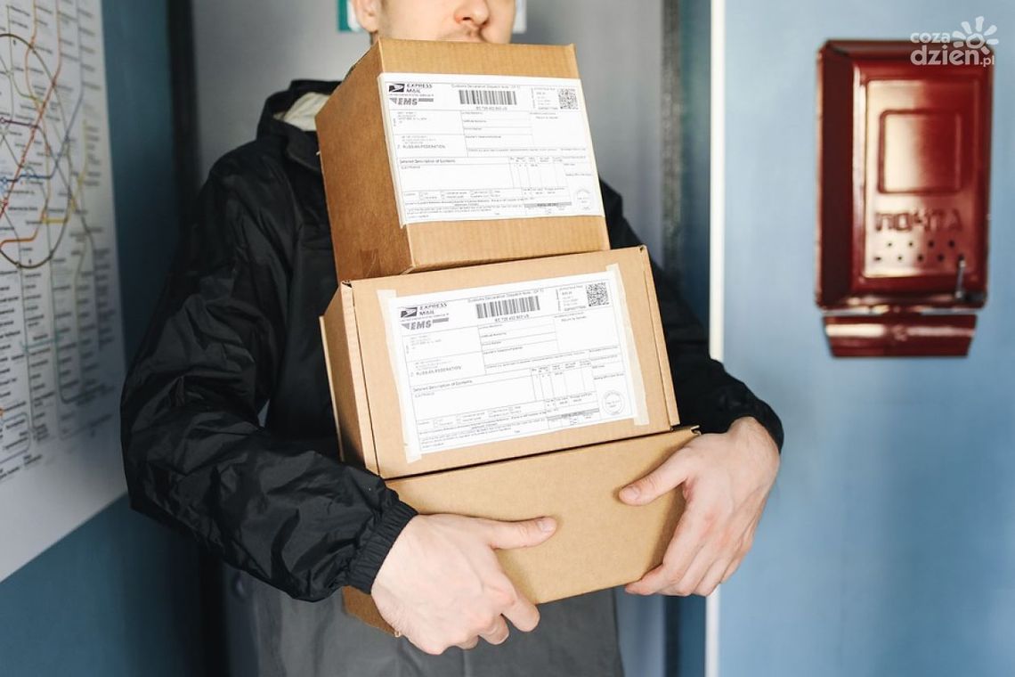 Kurier kradł paczki. Znikały telefony i aparaty