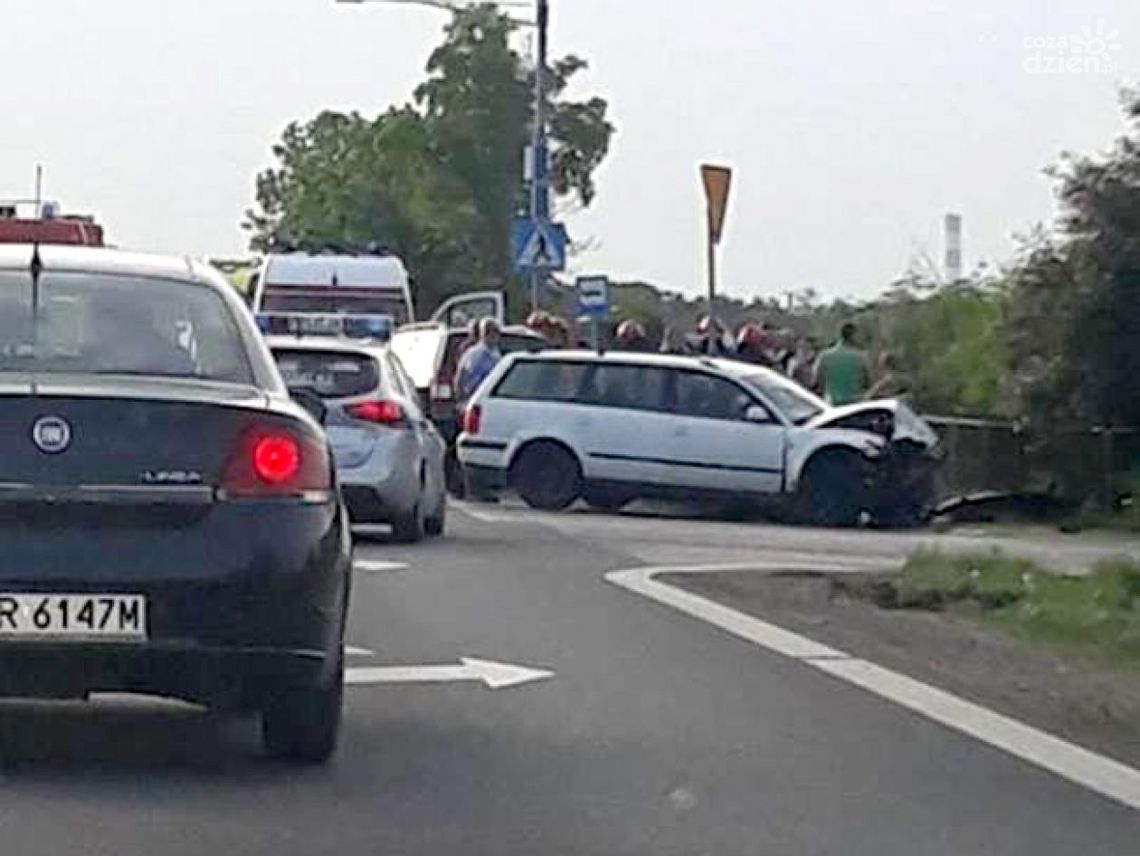 Lasowice. Zderzenie dwóch aut. Utrudnienia na krajowej "12"