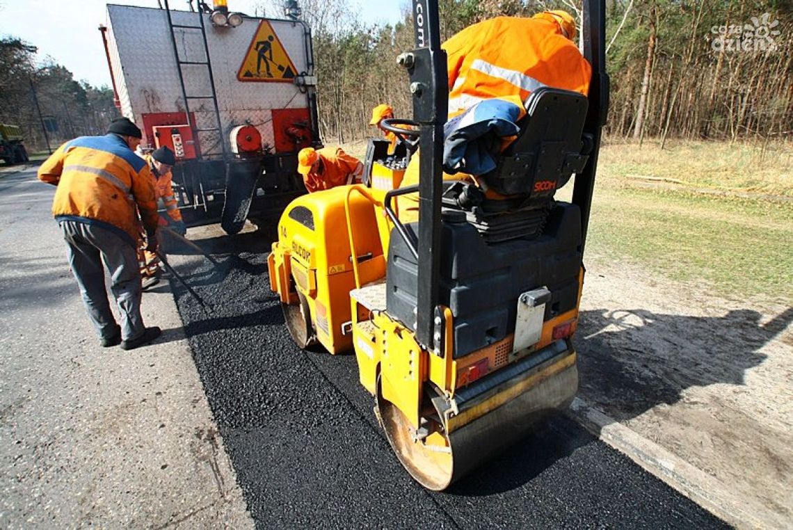 Łatają dziurawe ulice