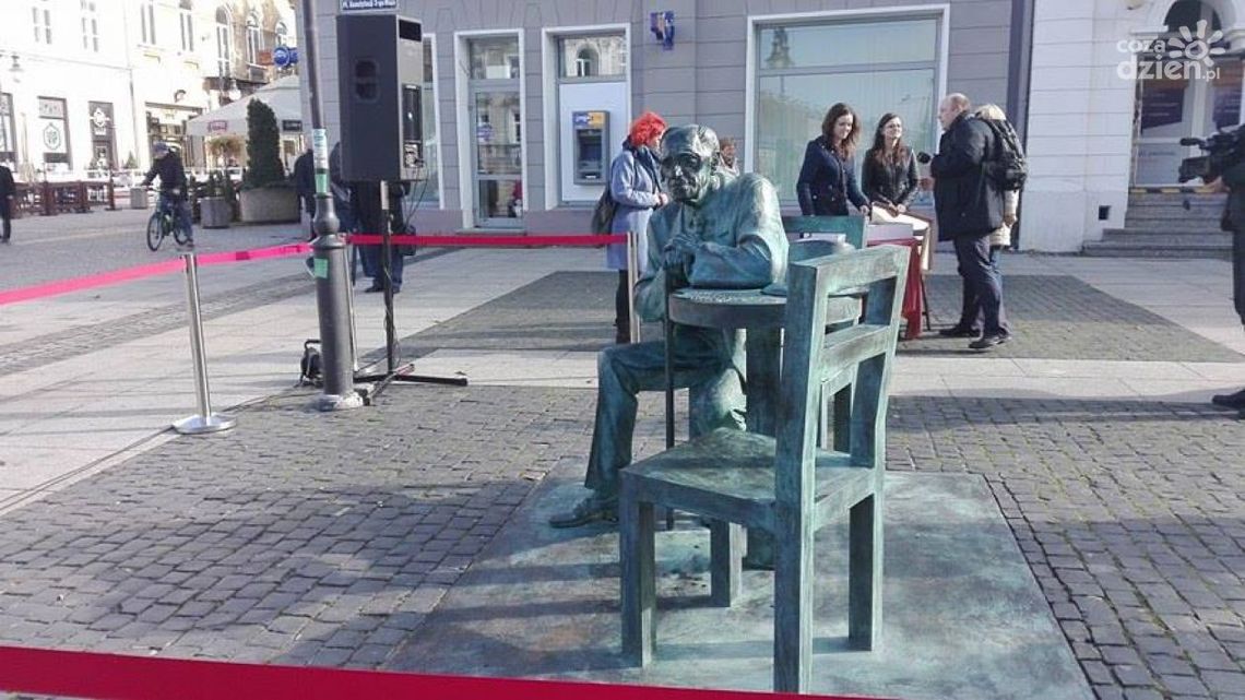 Ławeczka Kołakowskiego odsłonięta