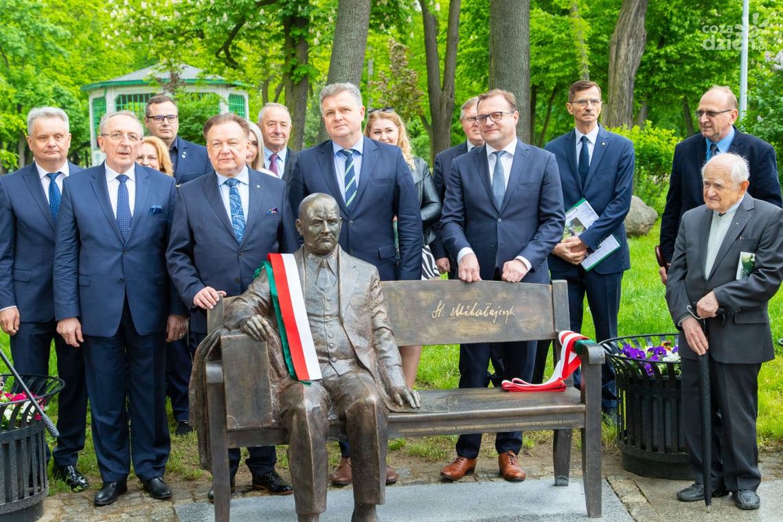Ławeczka Mikołajczyka stanęła w Parku Kościuszki