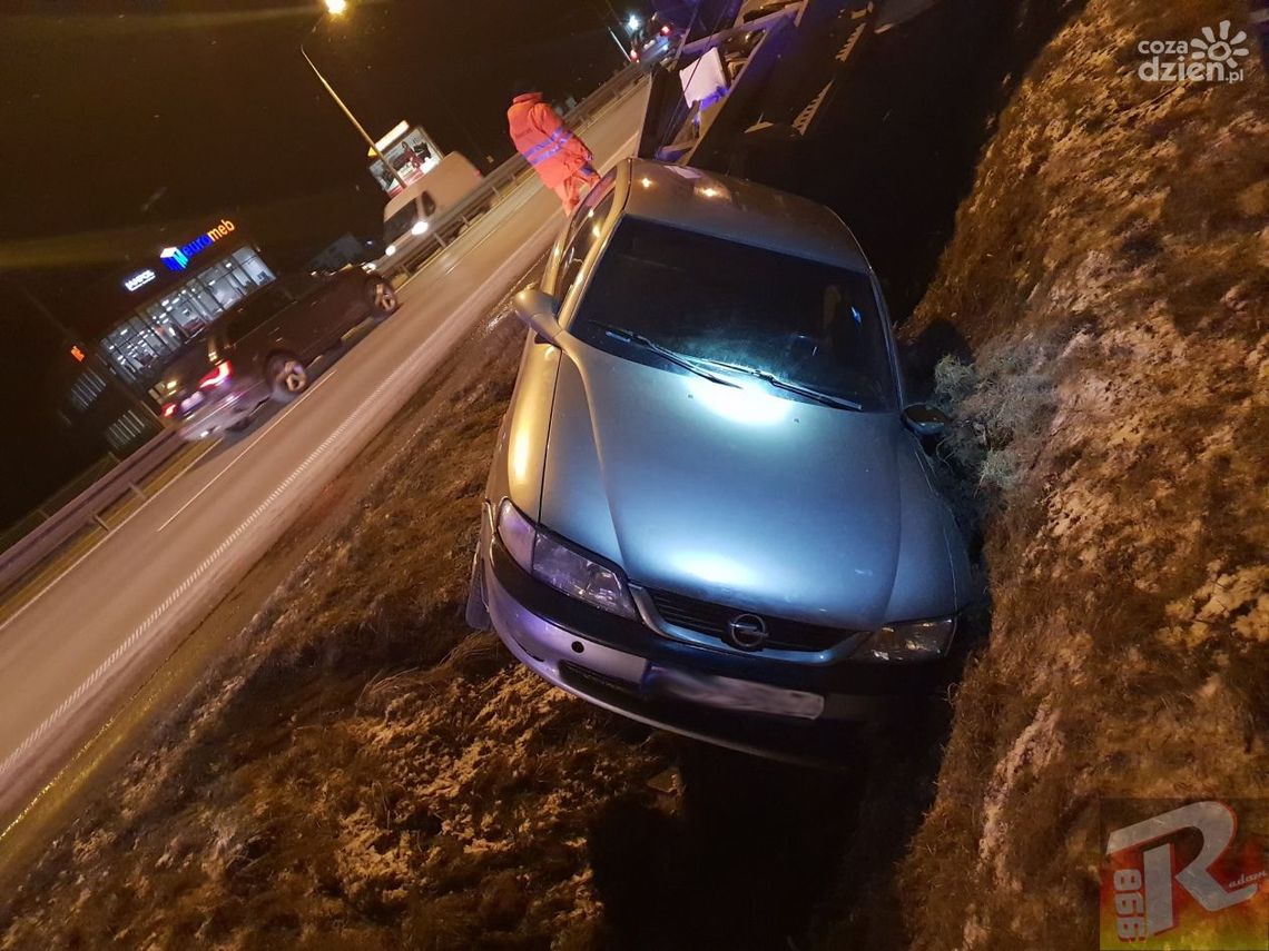 Laweta z autem wpadła do rowu