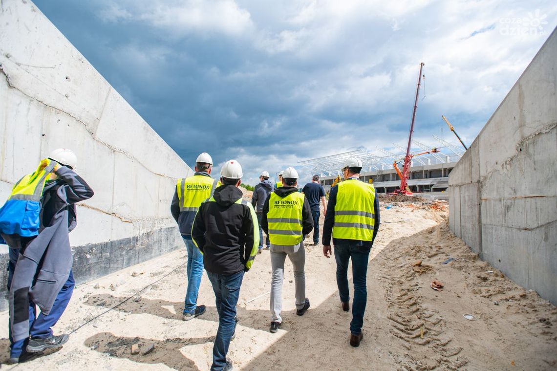 Łazienki prawie gotowe, trybuny jeszcze nie. Co z budową stadionu?