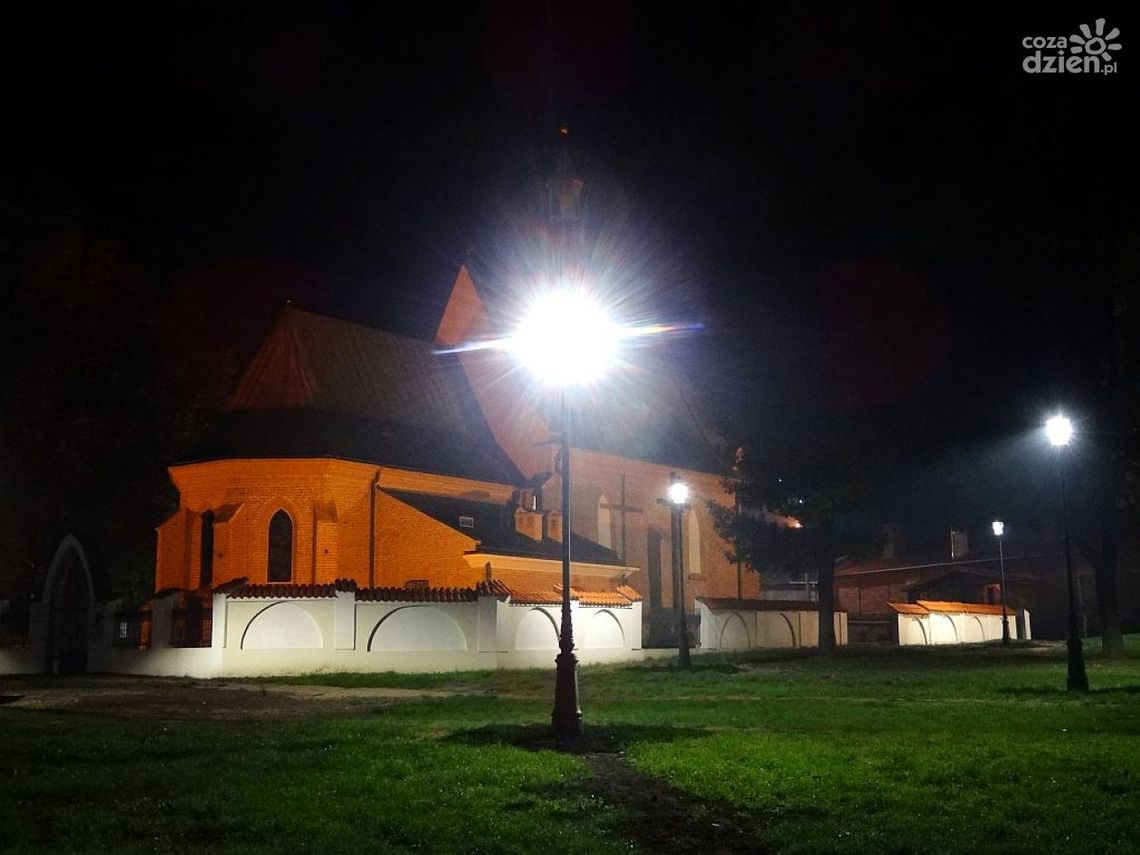 LED-y oświetlają plac Stare Miasto. I będzie ich więcej