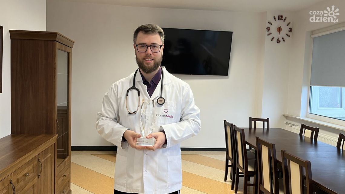 Lek. Paweł Szybisty ze szpitala na Józefowie z tytułem "Wschodzącej nadziei medycyny"