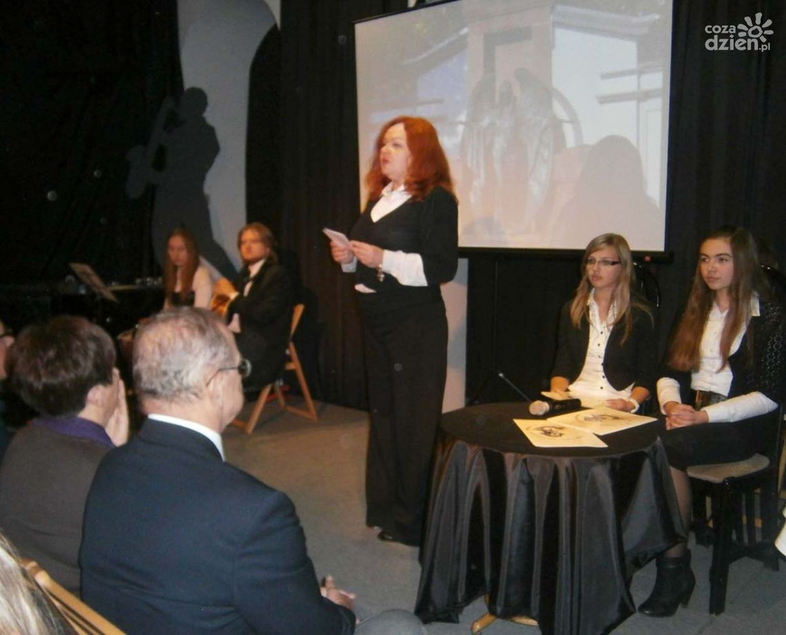 Licealiści z "Kopernika" prezentowali historię cmentarza