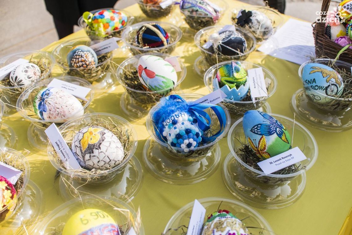 Licytacja pisanek na kiermaszu wielkanocnym