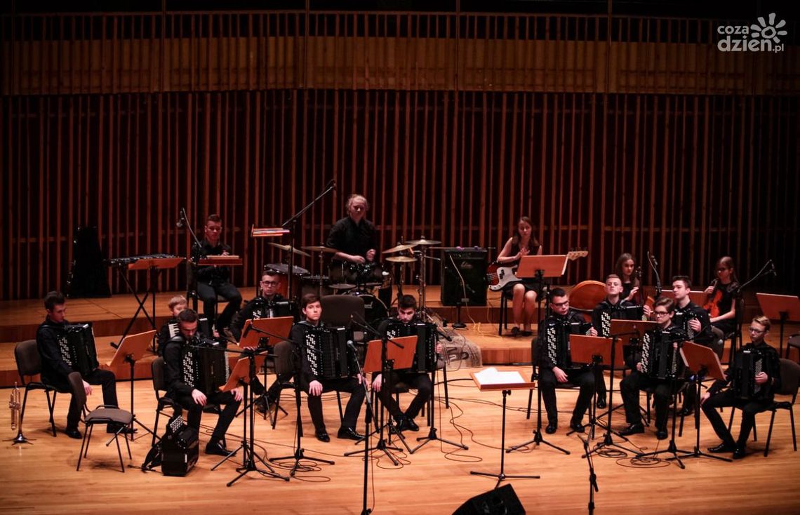 Litewska gala z udziałem radomskich akordeonistów w szkole muzycznej.