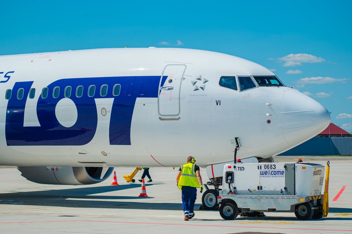 LOT zawiesza loty z Radomia do Rzymu. Ostatni rejs już 21 października LOT zawiesza loty z Radomia do Rzymu. Ostatni rejs już 21 października