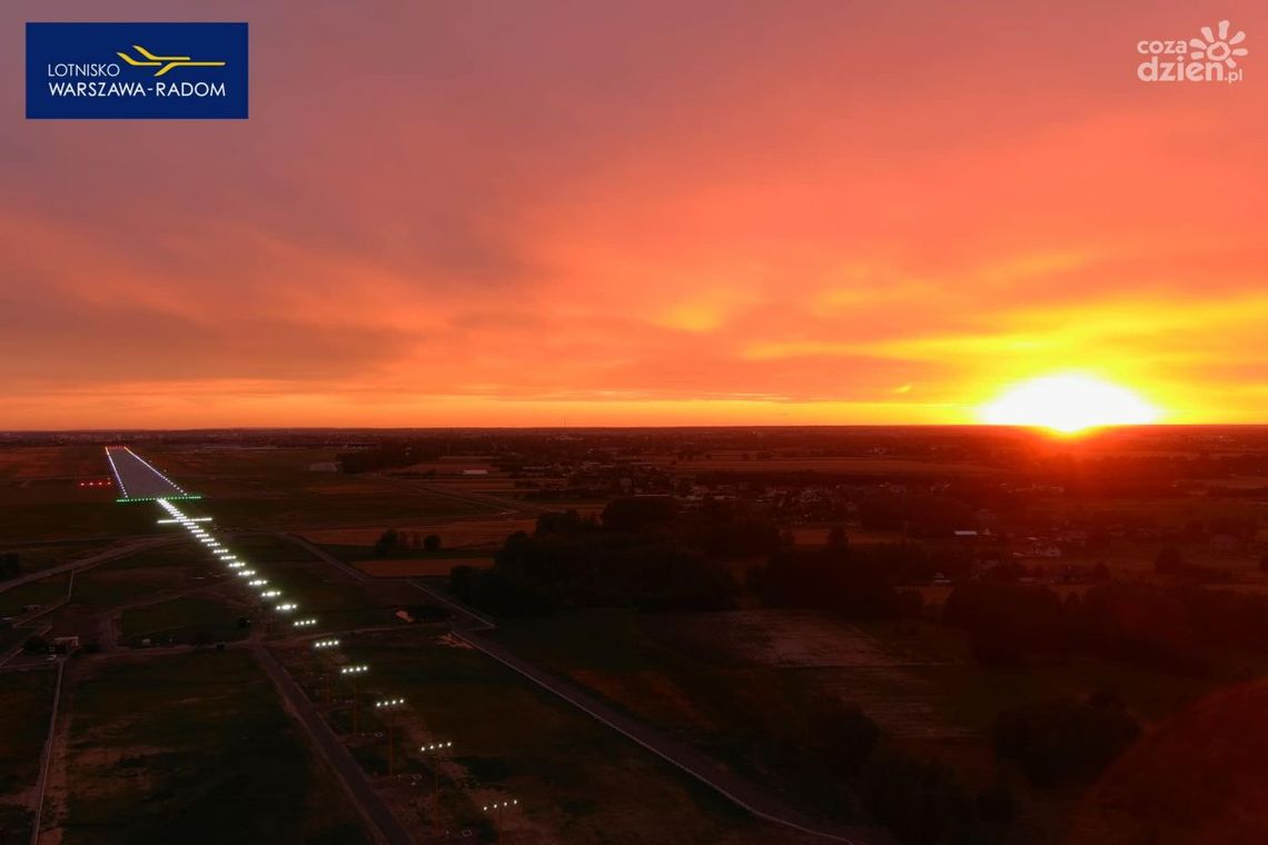 Lotnisko w Radomiu. Testowo włączyli światła na pasie startowym