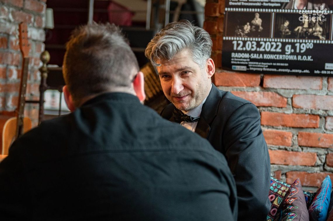 Łukasz Mazurek jako Frank Sinatra. Rozmowa w studiu lokalnym Radia Rekord