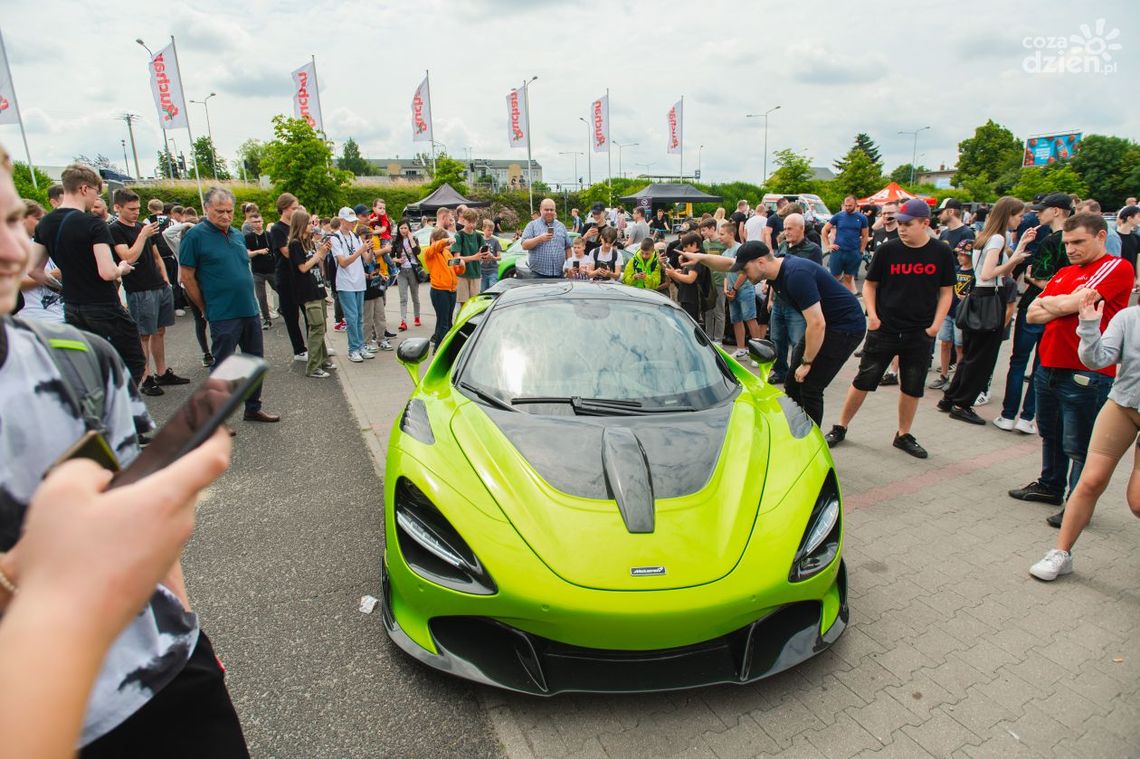 Luksusowe auta podczas Charytatywnego Motopikniku w Radomiu