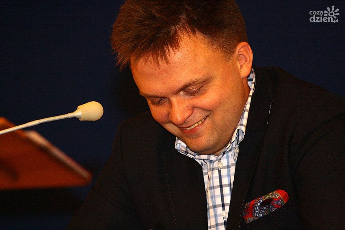 Ma tiki i tupie nogą. Kto? Szymon Hołownia!