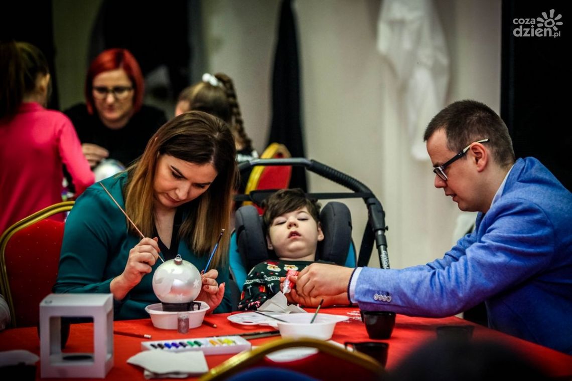 Malowali bombki dla chorego Pawełka Malowali bombki dla chorego Pawełka